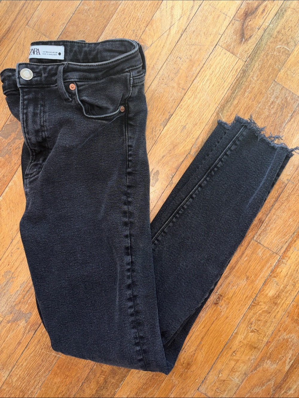 Zara Washed Black Skinny Jeans with Raw Hem Size 6